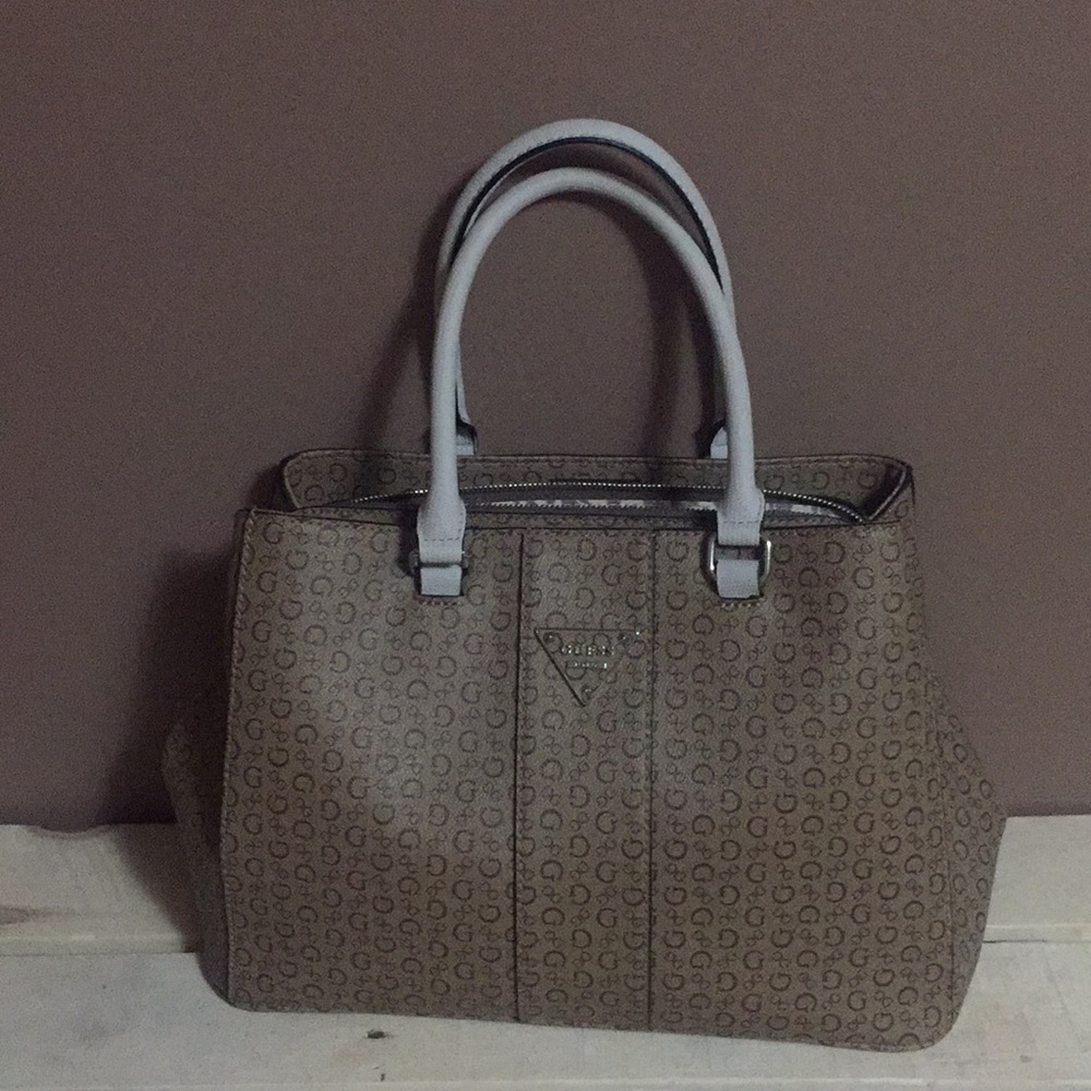 I am selling this guess purse.